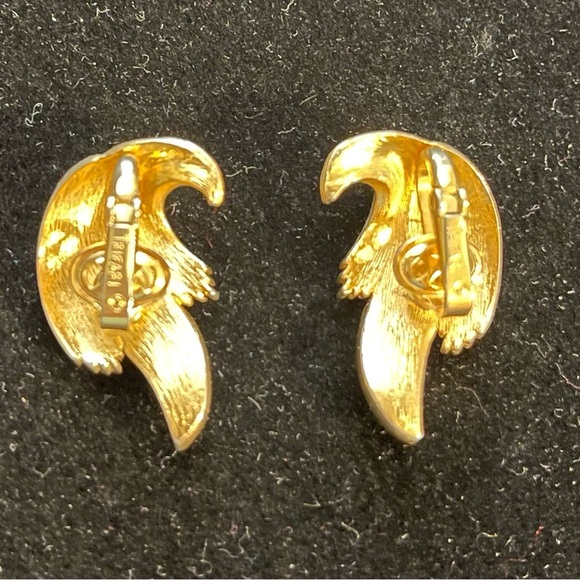 Elegant Trifari Clip On Gold Earrings - Picture 3 of 5